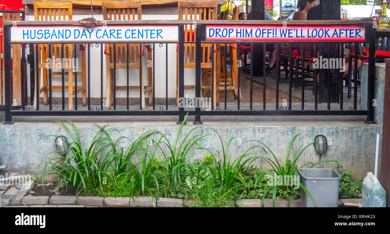 Humorvoll Zeichen vor einer Bar in Kuta Bali Indonesien. Stockfoto