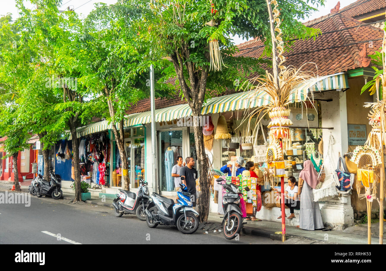 Geschäfte entlang der Jl Raya Legian Kuta Bali Indonesien. Stockfoto