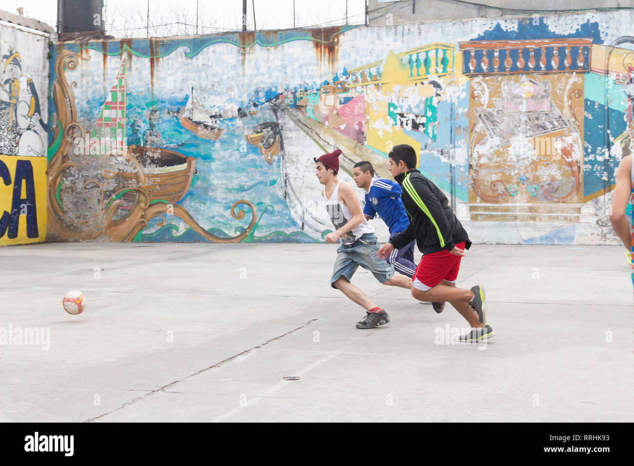 Buenos Aires Buenos Aires/Argentinien 22/06/2014. Jungen Fußball spielen in einem Gericht in La Boca Nachbarschaft. Stockfoto