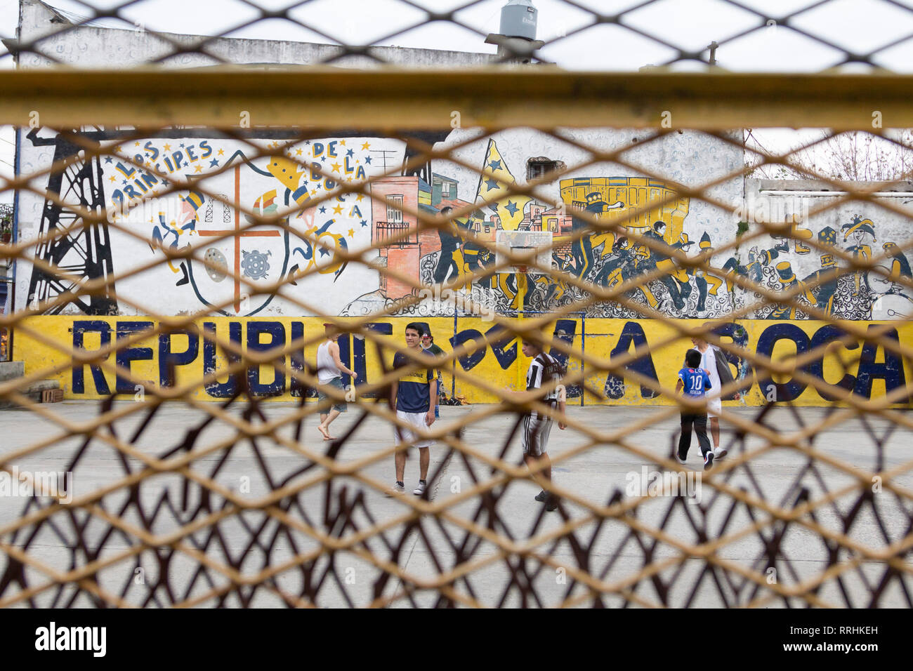 Buenos Aires Buenos Aires/Argentinien 22/06/2014. Jungen Fußball spielen in einem Gericht in La Boca Nachbarschaft. Stockfoto