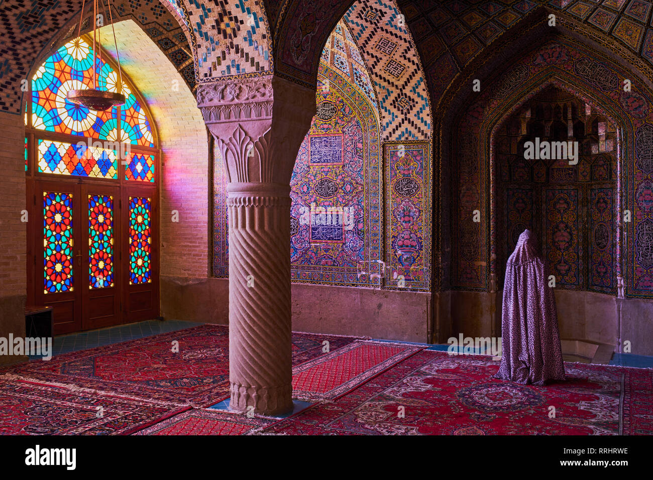 Betende Frau, Nasir al Molk Moschee, Shiraz, Provinz Fars, Iran, Naher Osten Stockfoto