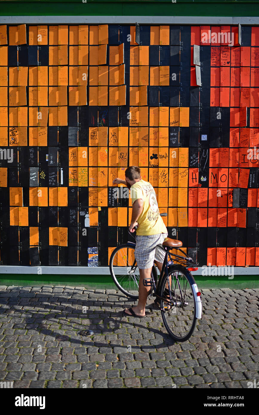 Happy Wall, Erstellt von Thomas Dambo, ist ein analoges Interaktive pixel Skulptur aus den Überresten von Tuborg des Kinos Tribüne in Roskilde Festiva Stockfoto