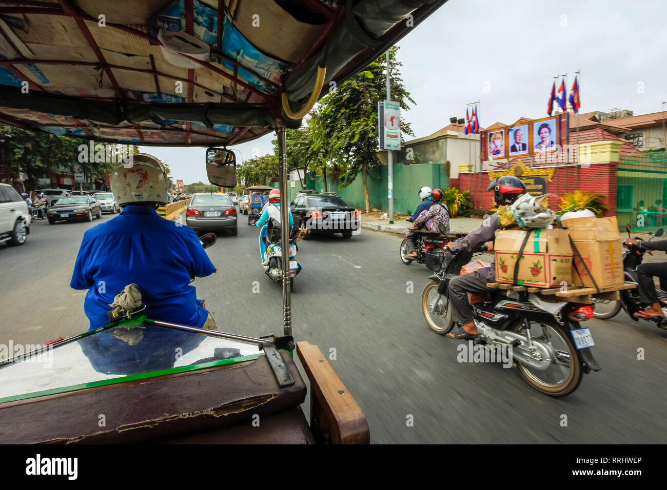 Passagier Blick von beweglichen remork-Moto (Motorrad und Beförderung), typisch günstigen Transport hier, Stadtzentrum, Phnom Penh, Kambodscha, Indochina Stockfoto