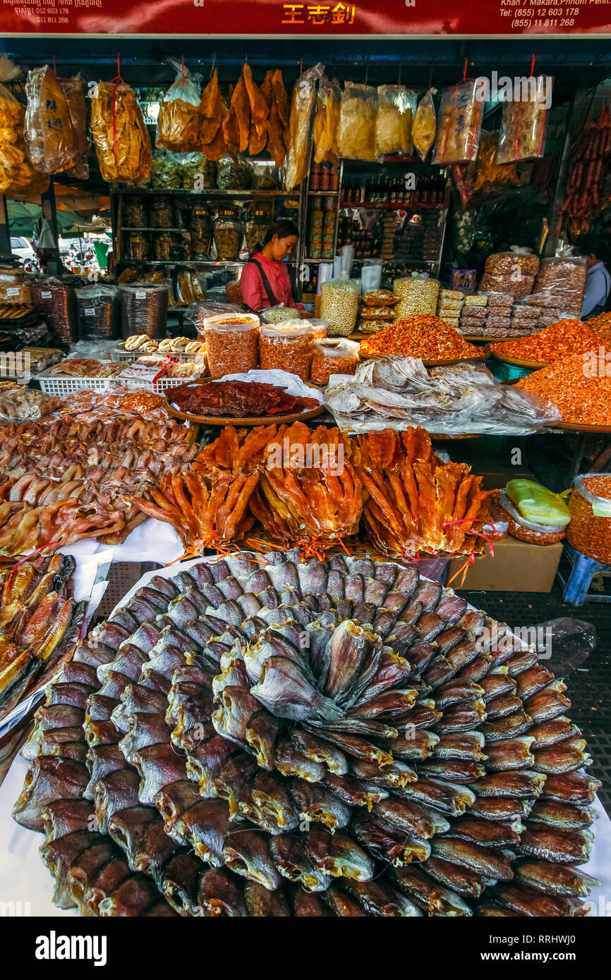 Große Anzeige der getrockneten Fisch in diesem riesigen Old Market, Central Market, Stadtzentrum, Phnom Penh, Kambodscha, Indochina, Südostasien, Asien Stockfoto