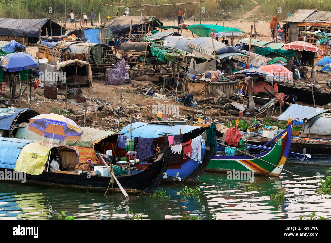 Muslimischen Cham angeln Leute, die auf ihren Booten leben, schwindende Fischbestände haben Armut verursacht, Fluss Mekong, Phnom Penh, Kambodscha, Indochina Stockfoto