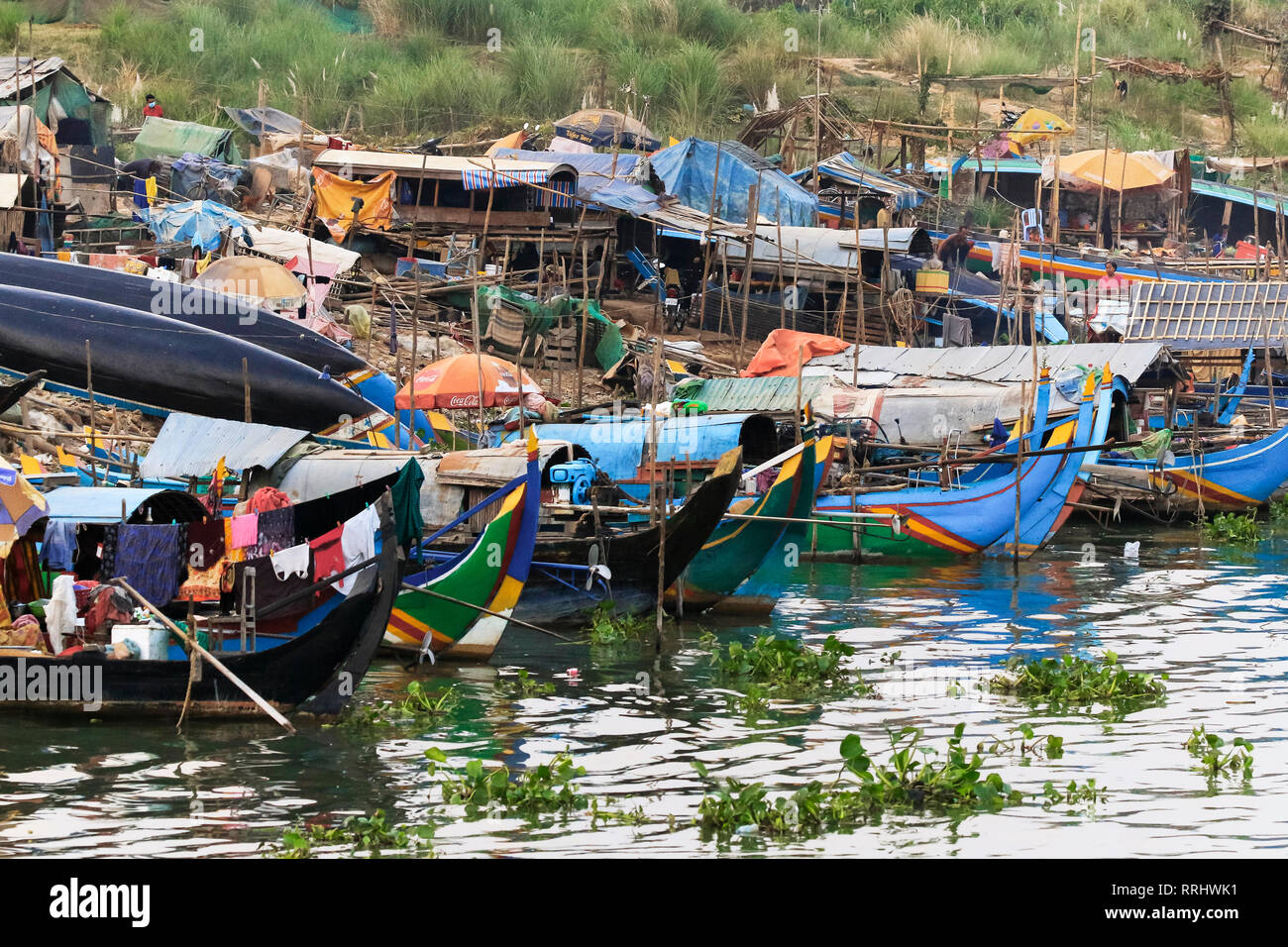 Muslimischen Cham angeln Leute, die auf ihren Booten leben, schwindende Fischbestände haben Armut verursacht, Fluss Mekong, Phnom Penh, Kambodscha, Indochina Stockfoto