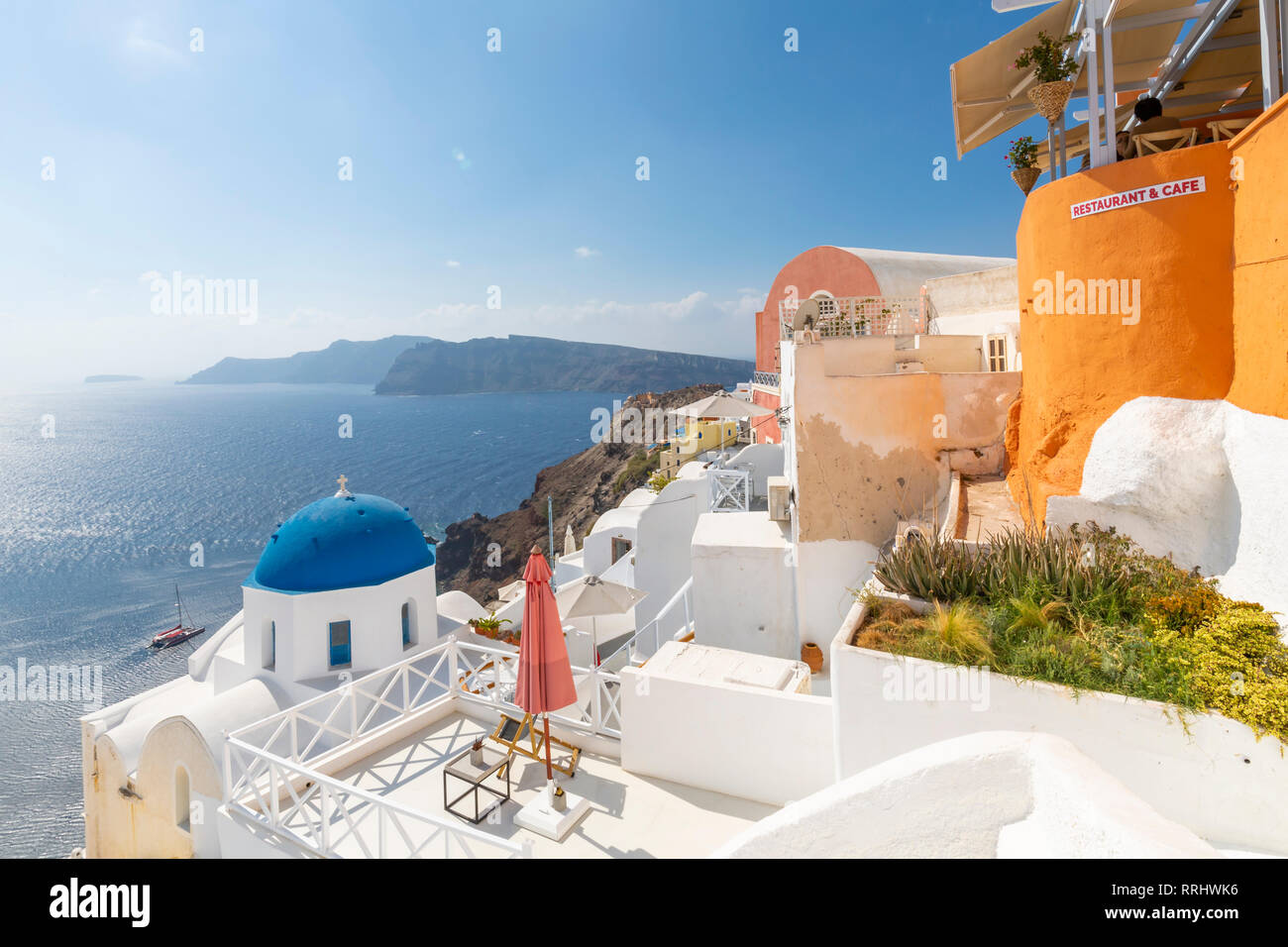 Blick auf die blauen Kuppeln der Kirche vom Café im Dorf Oia, Santorini, Kykladen, Inseln der Ägäis, griechische Inseln, Griechenland, Europa Stockfoto