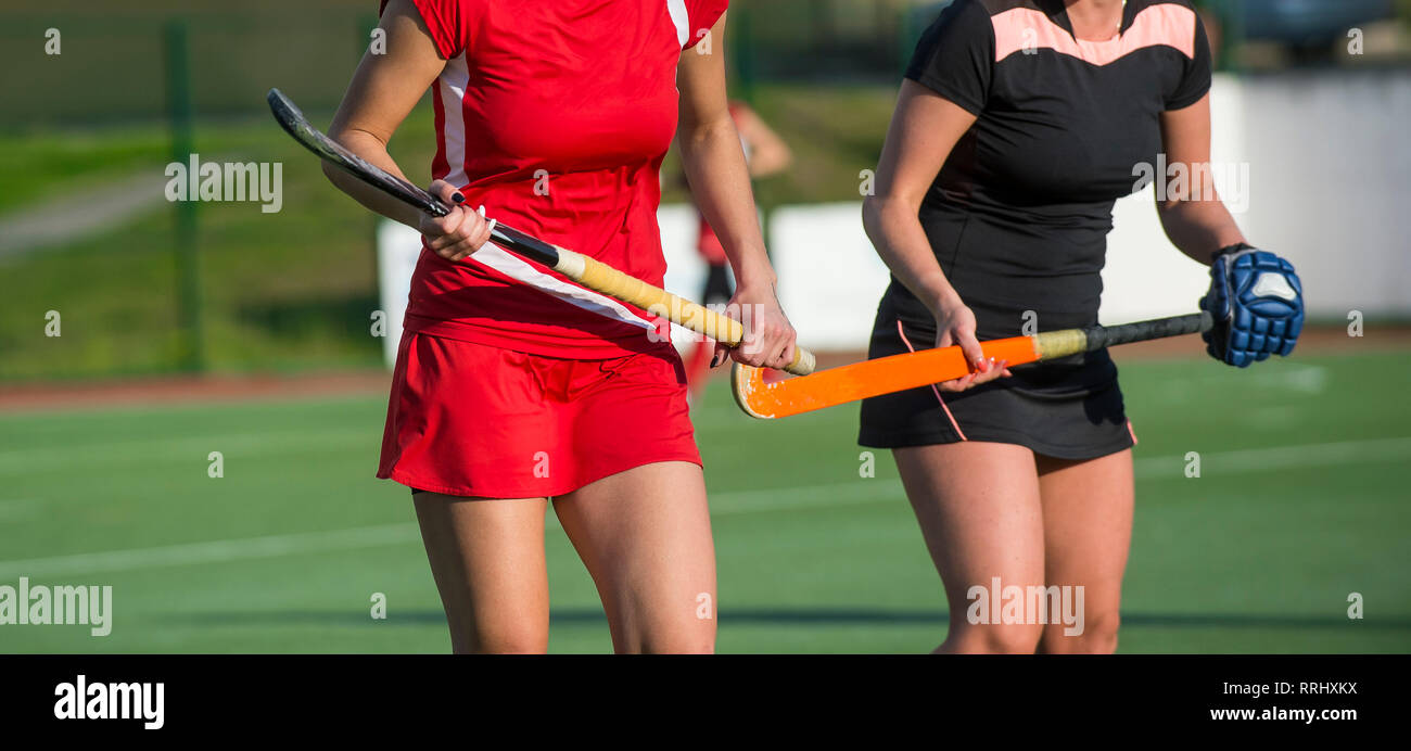 Hockey Player, bereit, den Ball zu einem Mitspieler zu übergeben Stockfoto