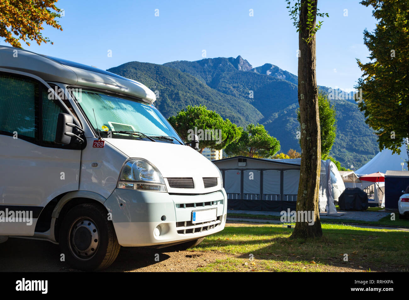 RV auf einem Campingplatz im Tessin/Schweiz mit Blick auf die Alpen Stockfoto