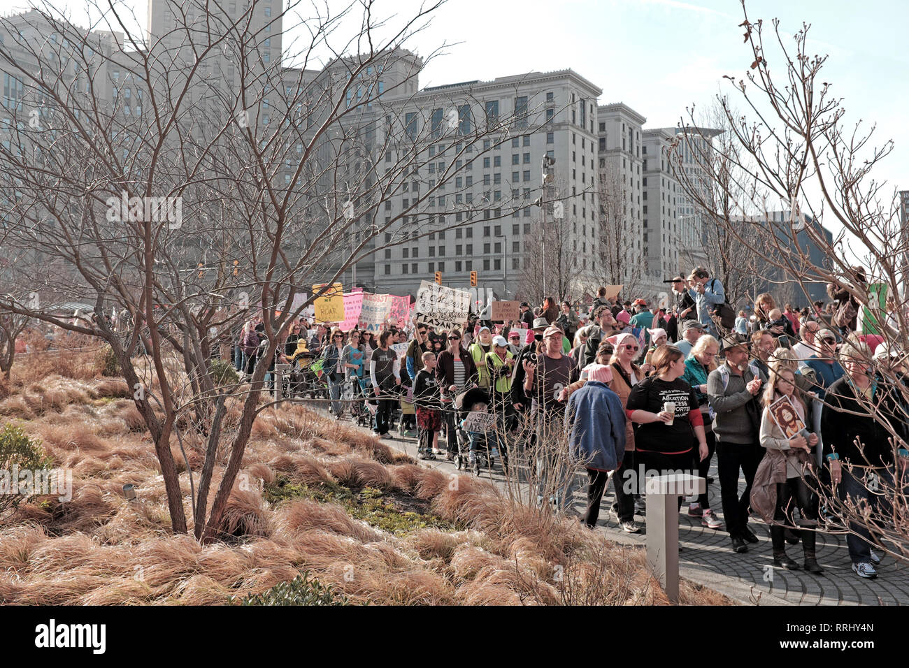 Die Teilnehmer im März 2019 Frauen in der Innenstadt von Cleveland, Ohio, USA ihren Weg durch einen öffentlichen Platz zu Beginn der Stadt März. Stockfoto