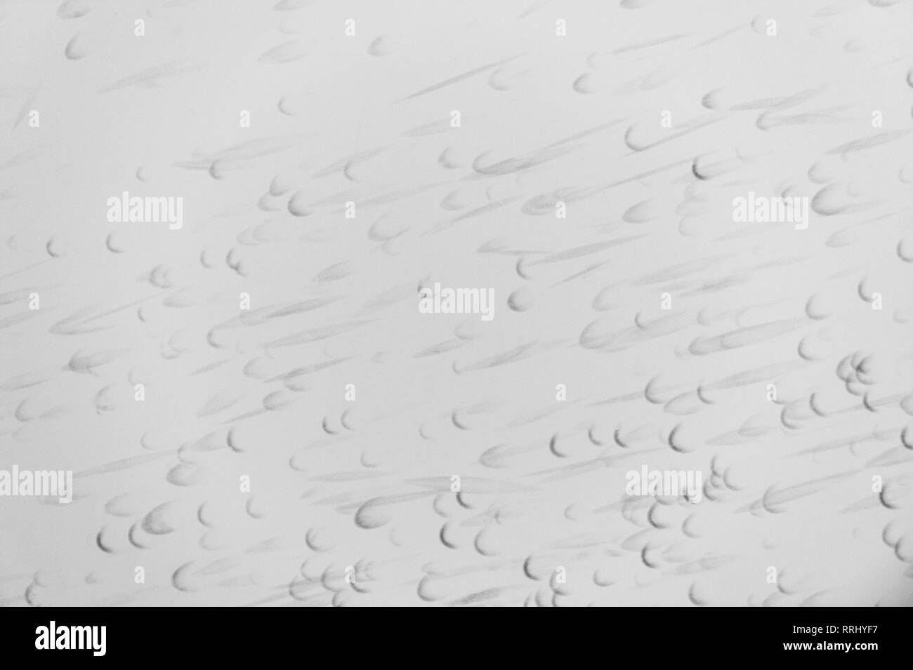 Detail einer weißen Wand mit vielen schwarzen Spuren von einem Squash Ball nach links. Red Stock. Auf ein öffentliches Freibad Sportplatz fotografiert. Stockfoto