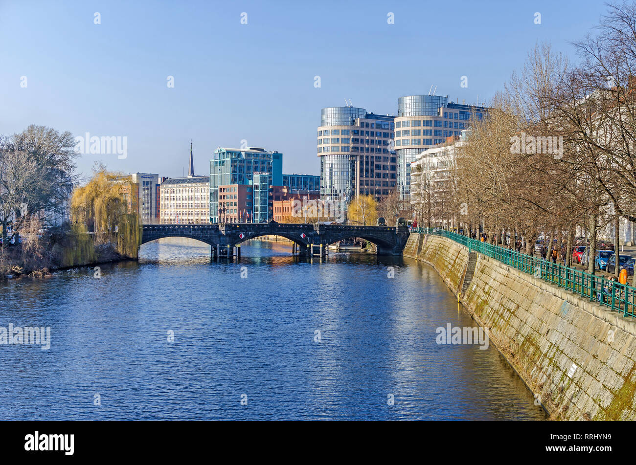 Berlin, Deutschland - 14. Februar 2019: Spree damm Helgolaender Ufer mit dem Moabiter Brücke, den neu gestalteten Bereich Spree-Bogen Stockfoto