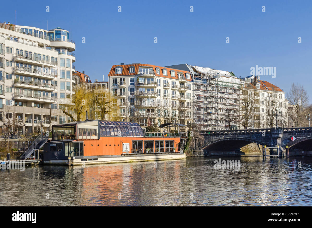 Berlin, Deutschland - 14. Februar 2019: Spree damm Helgolaender Ufer mit dem Moabiter Brücke und dem neu gestalteten Bereich Spree-Bogen Stockfoto