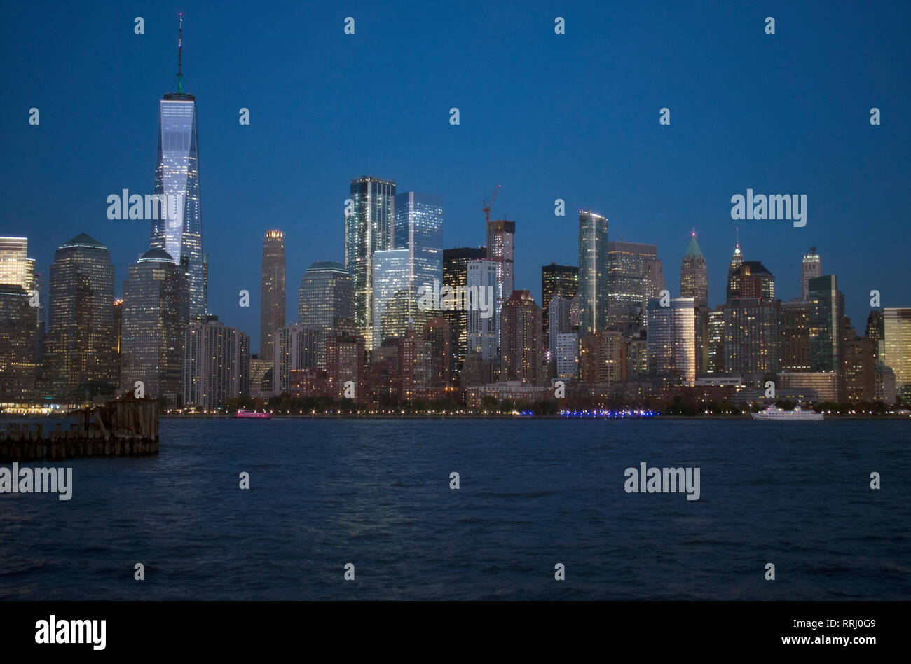 Nacht Blick auf New York Waterway und World Financial Center von Liberty State Park in Jersey City, New Jersey Stockfoto