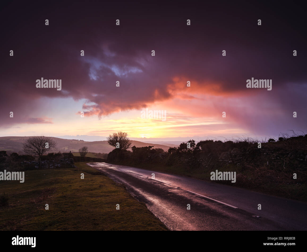 Moody winter Sonnenaufgang in einem Hagel Dusche im Bel Tor Ecke, den Dartmoor Nationalpark, Ashburton, Devon, England, Vereinigtes Königreich, Europa Stockfoto