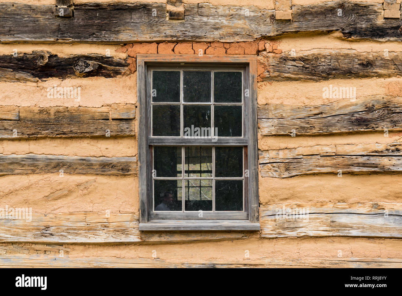 Die Außenseite des Alten verwitterten Fenster in einem rustikalen Blockhaus Stockfoto