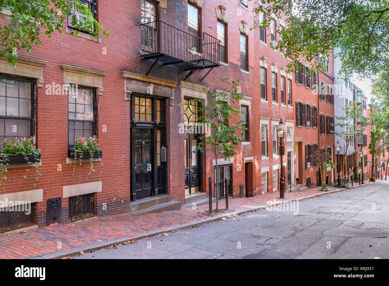 Boston, MA - 30. September 2018: historisches Ziegelgebäude townhomes entlang Revere Street in der Innenstadt von Boston Stockfoto