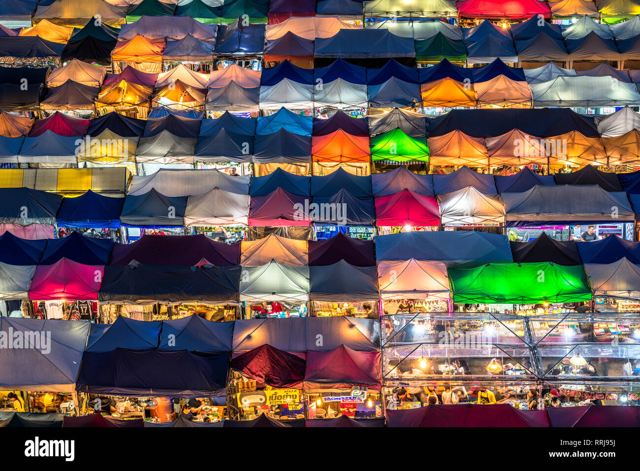 Mehrfarbige Zelte auf dem Rod Fai Nachtmarkt Ratchada, Bangkok, Thailand, Südostasien, Asien Stockfoto