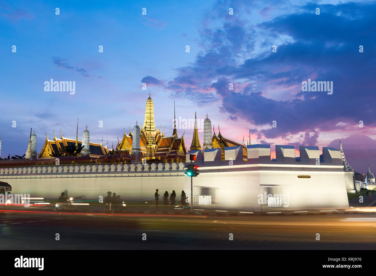 Touristen vor dem Grand Palace in der Nacht, Bangkok, Thailand, Südostasien, Asien Stockfoto