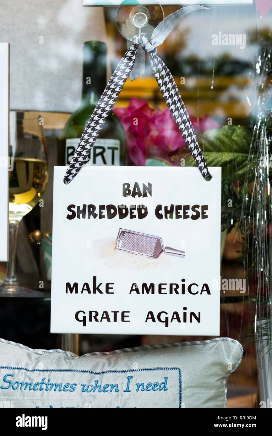 Ein lustiges Schild draußen ein Shop in Palm Beach, Florida sich lustig machen über Motto des Trump sagen'Ban geriebenem Käse. Machen Amerika Gitter wieder." Stockfoto