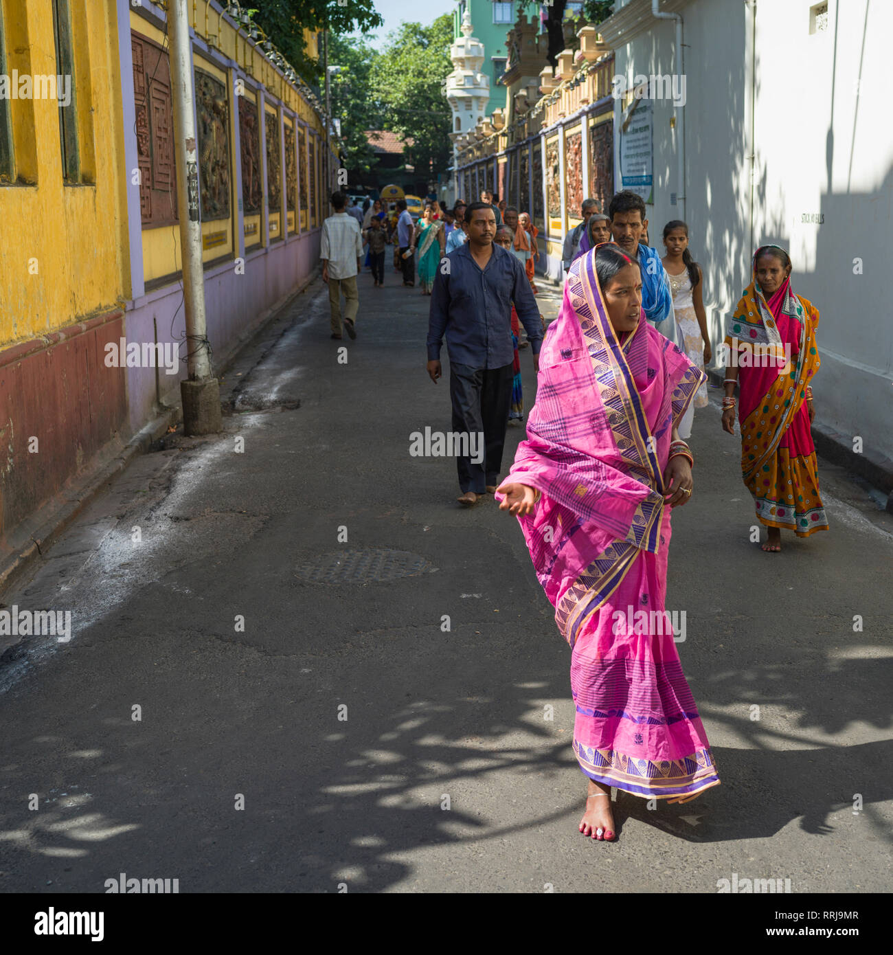 Die Menschen gehen auf die Straße, Kalkutta Jain Tempel, Kolkata, West Bengal, Indien Stockfoto
