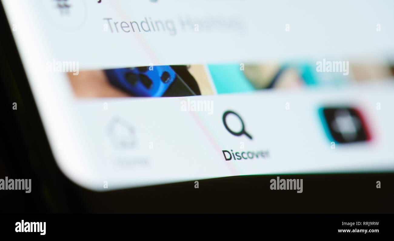 New York, USA - 25. Februar 2019: Neue Leute entdecken in tiktok App auf das Gerät mit dem Bildschirm pixelated Nähe zu sehen. Stockfoto
