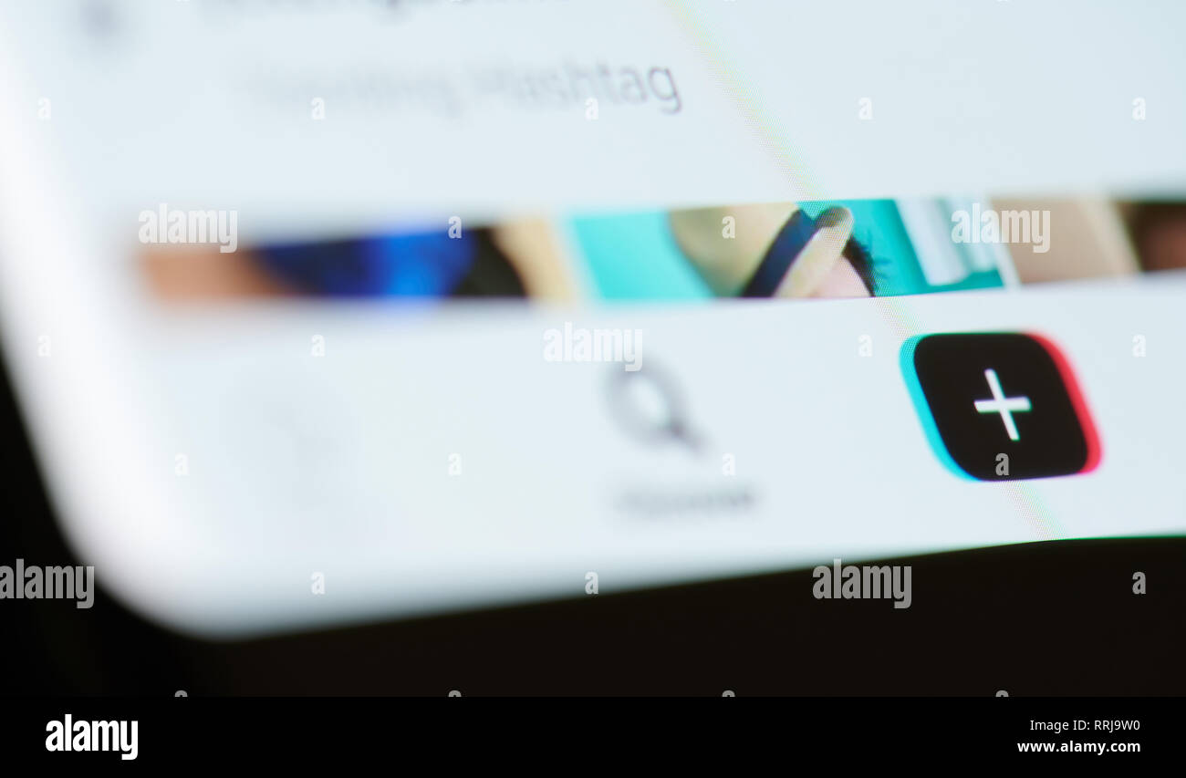 New York, USA - 25. Februar 2019: Tiktok App software Menü auf das Gerät mit dem Bildschirm pixelated Nähe zu sehen. Stockfoto