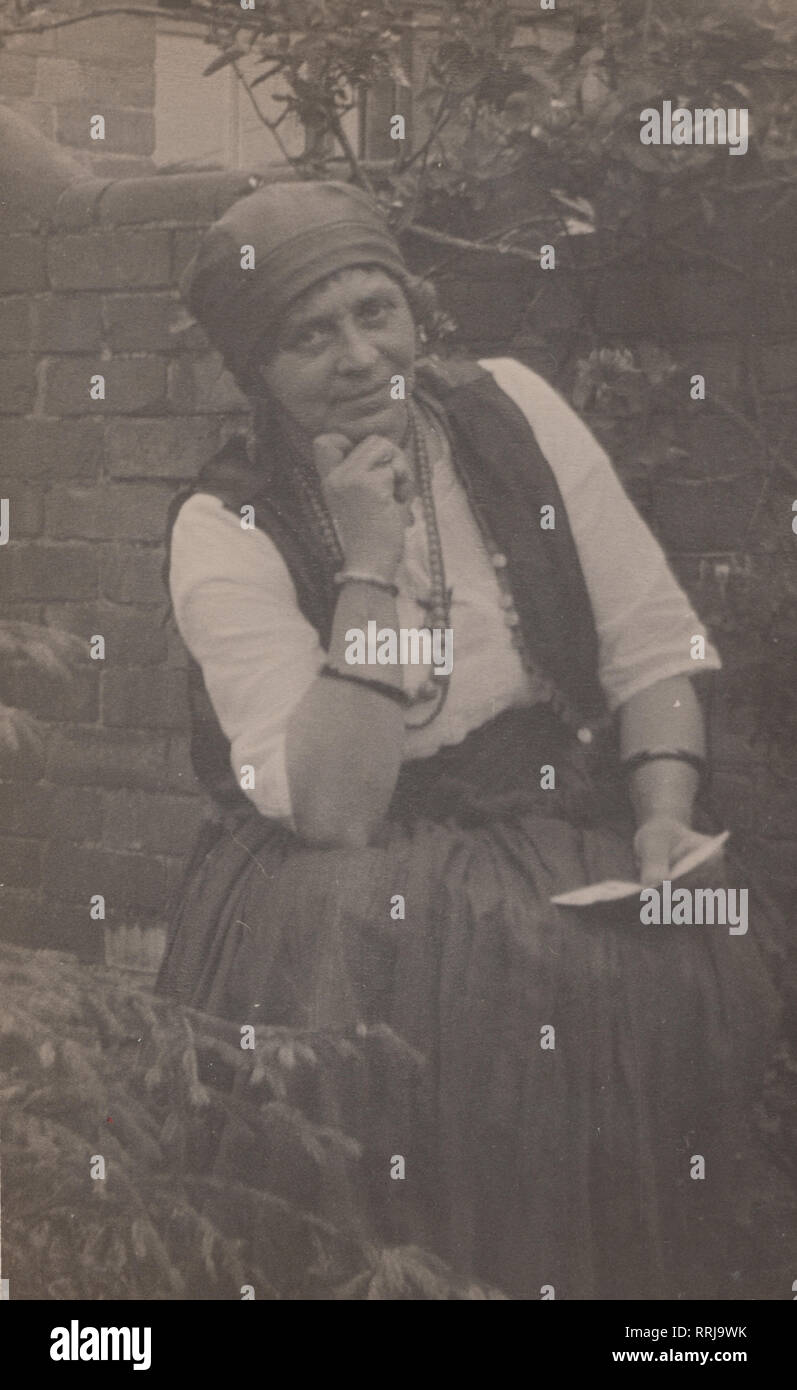 Jahrgang fotografische Postkarte zeigt eine Dame in Gypsy Style Kleidung Stockfoto