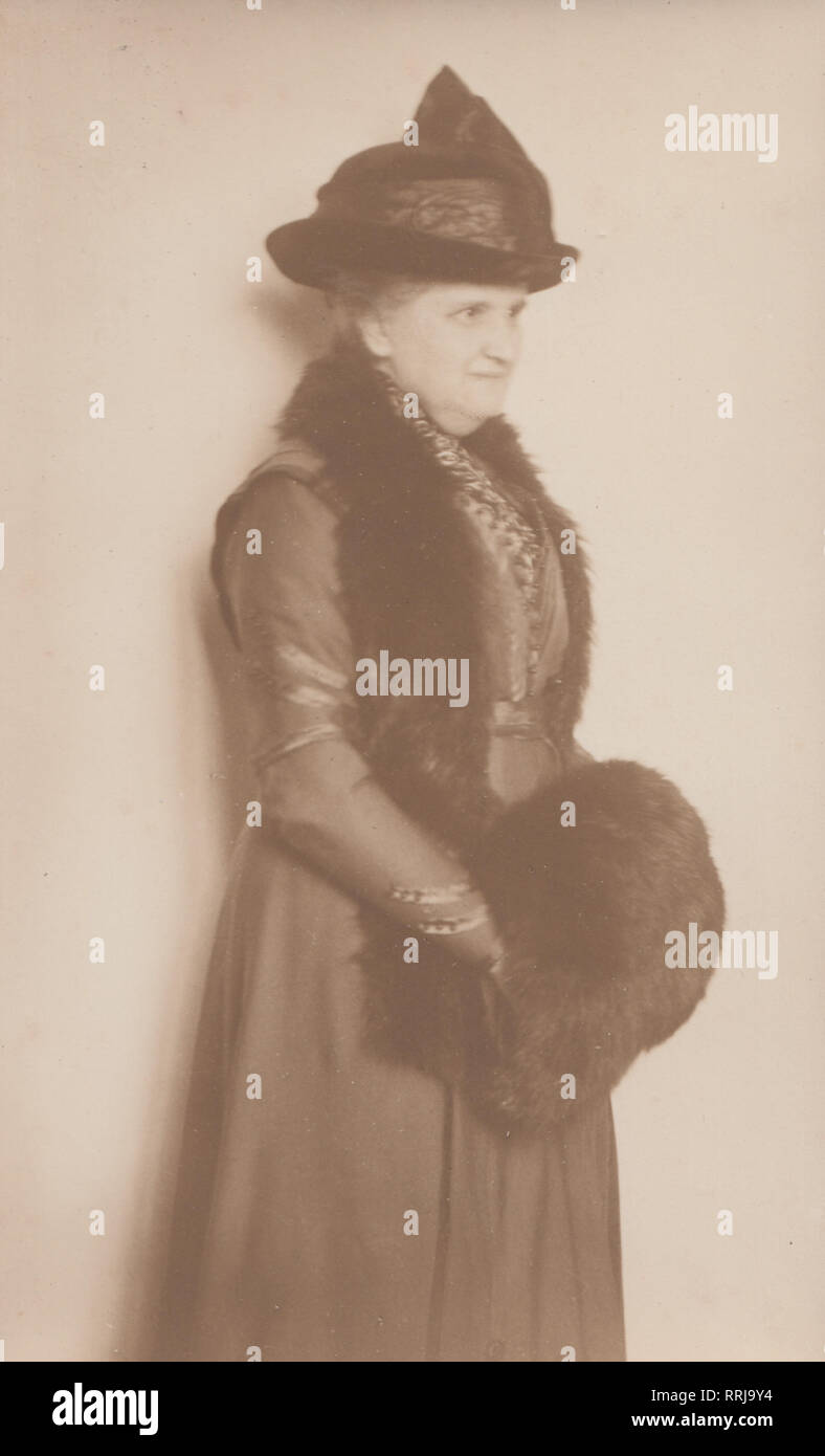 Jahrgang fotografische Postkarte zeigt ein modisches ältere Dame das Tragen von Pelzen. Stockfoto