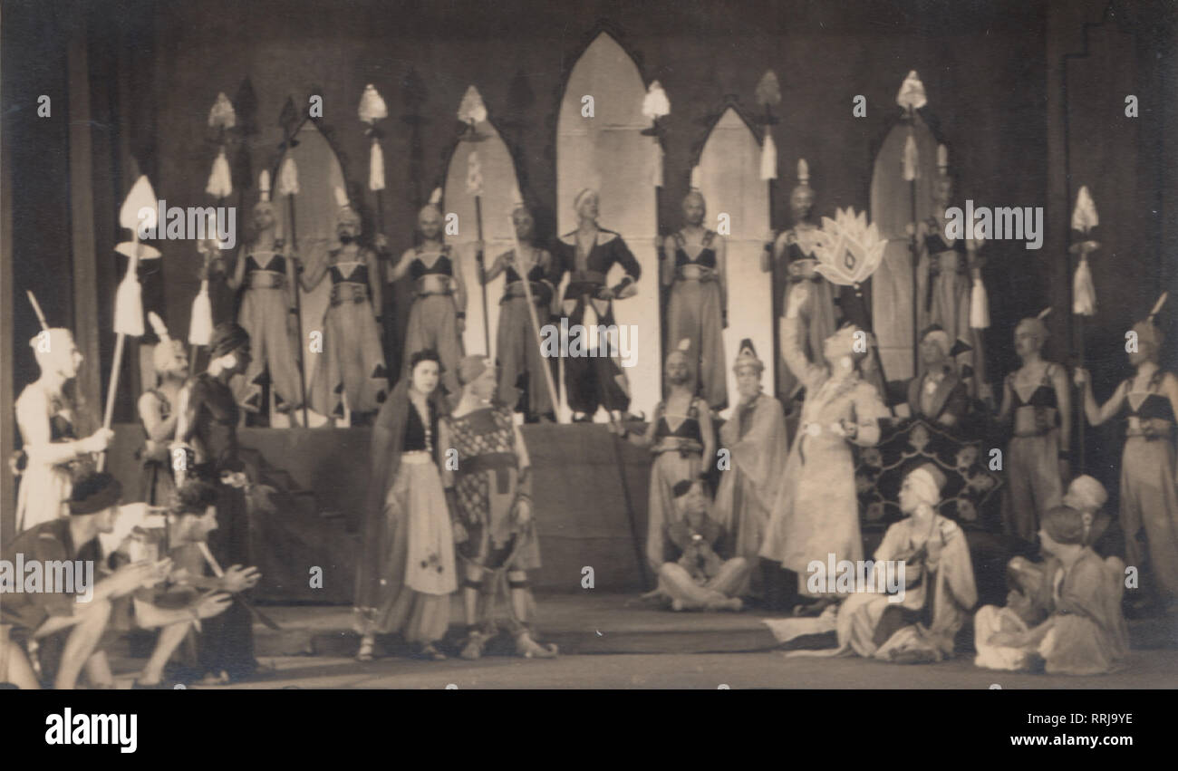 Jahrgang fotografische Postkarte mit einer Theateraufführung. Historische Kostüm Drama/Spielen. Stockfoto