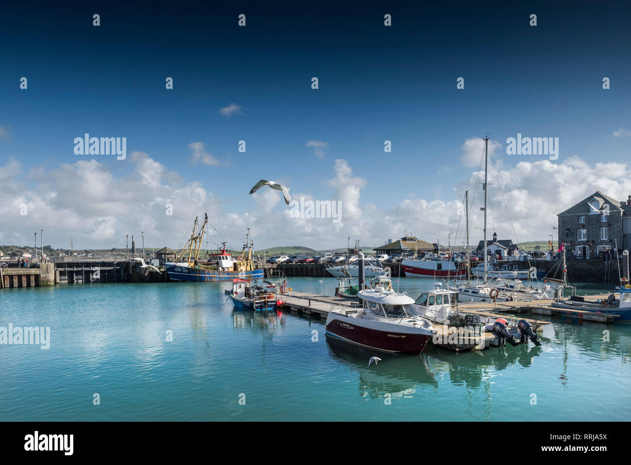 Frühling Sonnenschein und blauer Himmel über Yachten und Fischerboote in Padstow Hafen an der Küste von North Cornwall. Stockfoto