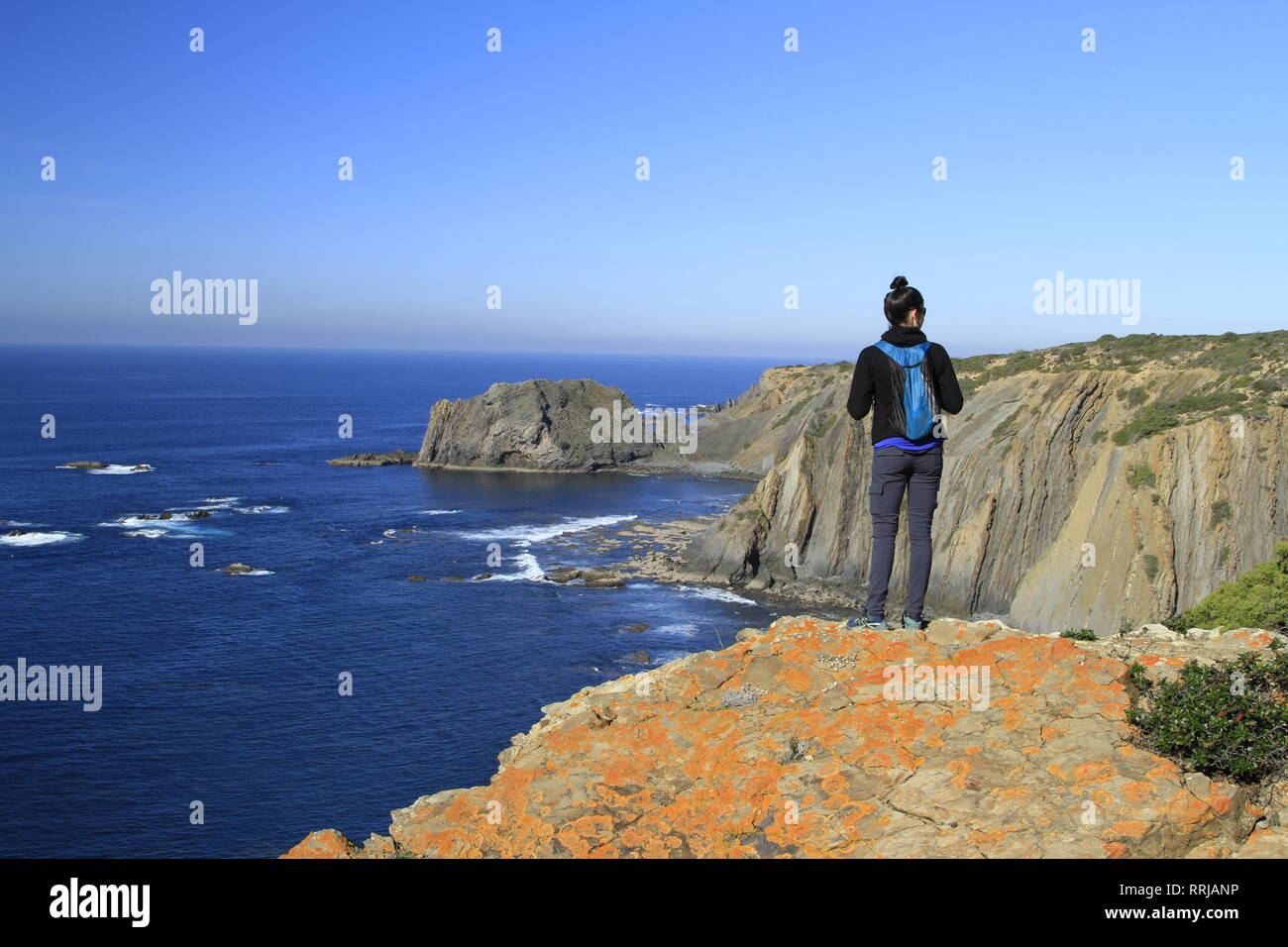 Frau wandern einen Abschnitt der Rota Vincentina westlich von Arrifana, Algarve, Portugal, Europa Stockfoto