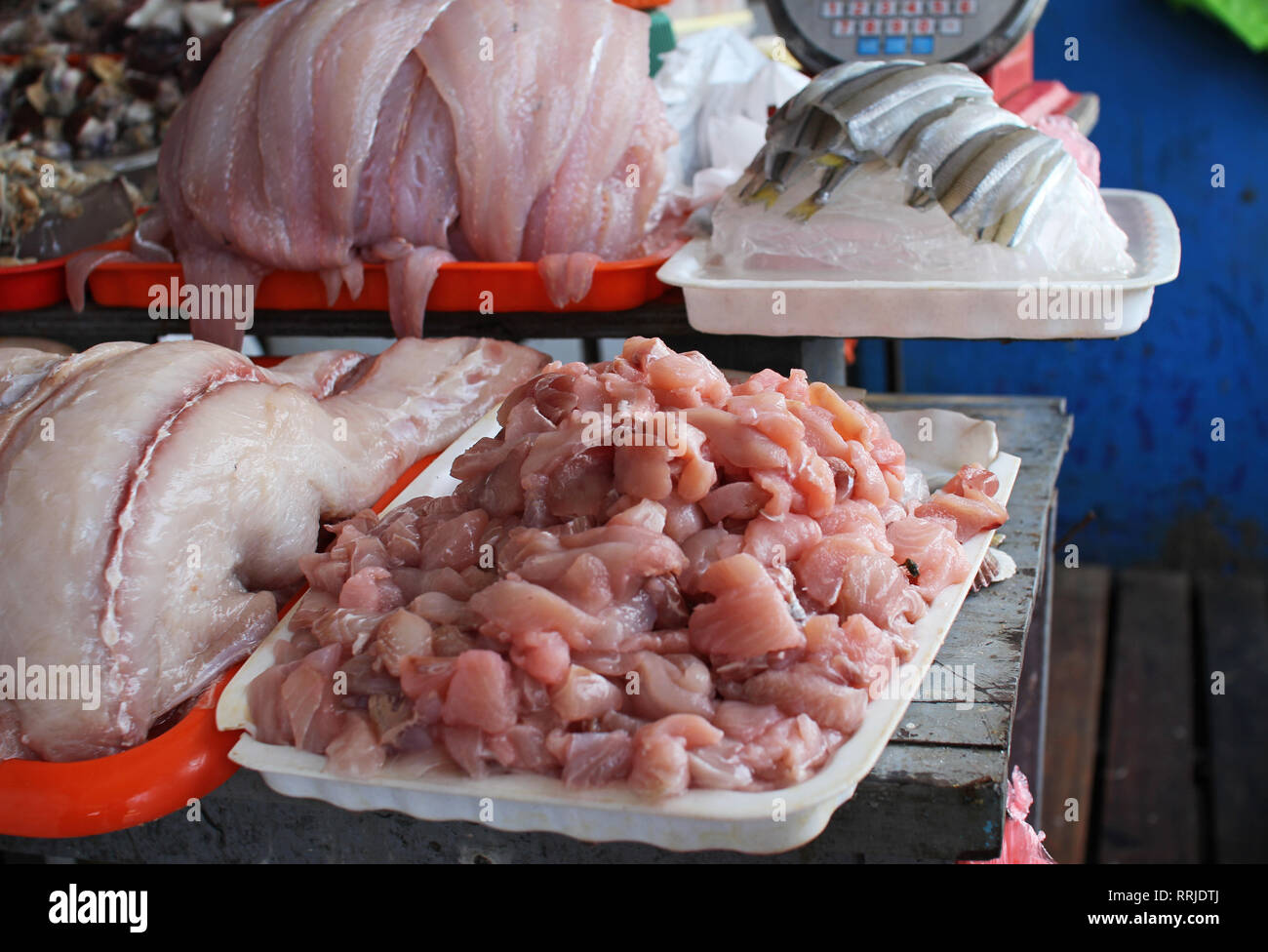 Roher Fisch auf einem Tablett auf See Food Market in Chorrillos, Lima, Peru gehackt Stockfoto