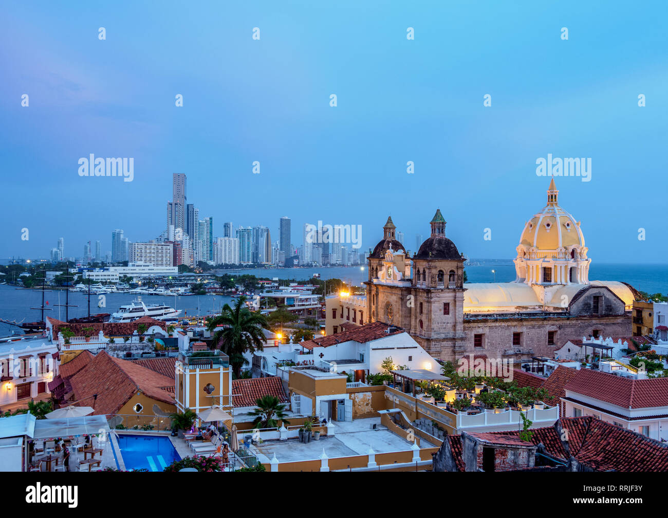 Blick über die Altstadt in Richtung San Pedro Claver Kirche, UNESCO, in der Dämmerung und Bocagrande, Cartagena, Bolivar Abteilung, Kolumbien, Südamerika Stockfoto