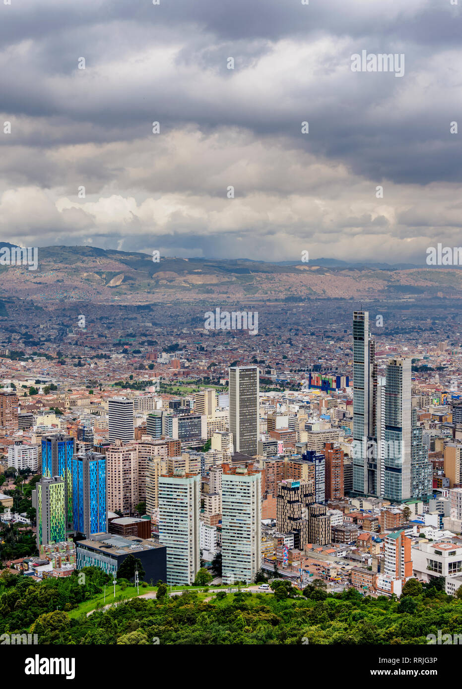 Hohe Gebäude vom Berg Monserrate, Bogota, Capital District, Kolumbien, Südamerika gesehen Stockfoto