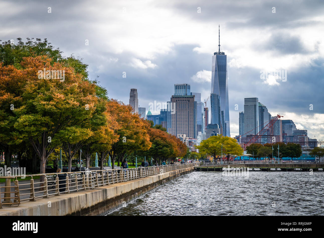 Herbst (Herbst) Farben im Lower Manhattan und den Hudson River Park mit Blick auf das One World Trade Center, New York, Vereinigte Staaten von Amerika, Nordamerika Stockfoto