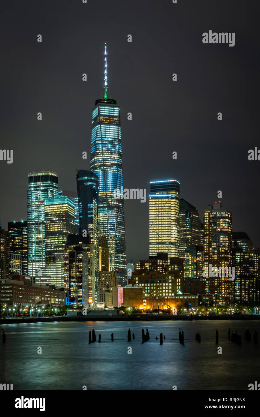 Eine lange Exposition der Lichter von Lower Manhattan am Abend blaue Stunde, New York, Vereinigte Staaten von Amerika, Nordamerika Stockfoto