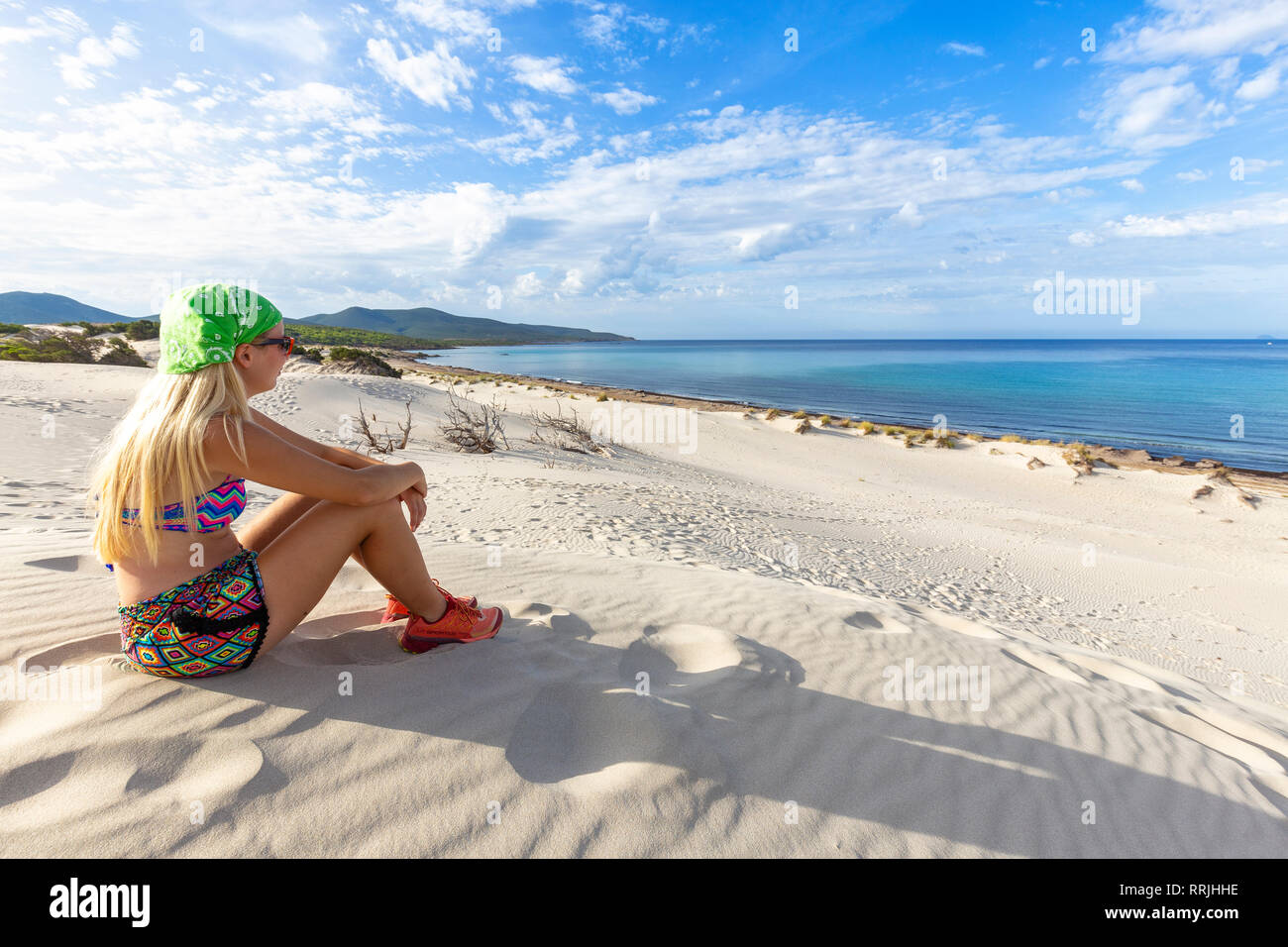 Junge Mädchen schaut auf das Meer von einer Sanddüne, Is Arenas Biancas, Teulada, Provinz Cagliari, Sardinien, Italien, Mittelmeer, Europa Stockfoto