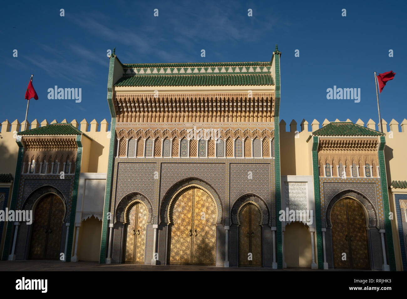 Maurische Tore, Zinnen und die marokkanische Flagge, die Fassade der Dar el-Makhzen (Royal Palace), neue Fez, Marokko, Nordafrika, Afrika Stockfoto