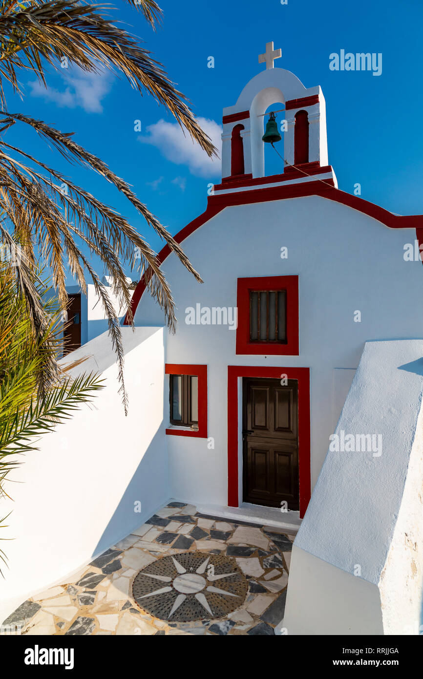 Ausblick auf den kleinen traditionellen, weiß getünchten Kirche in der Nähe von Oia, Santorini, Kykladen, Inseln der Ägäis, griechische Inseln, Griechenland, Europa Stockfoto
