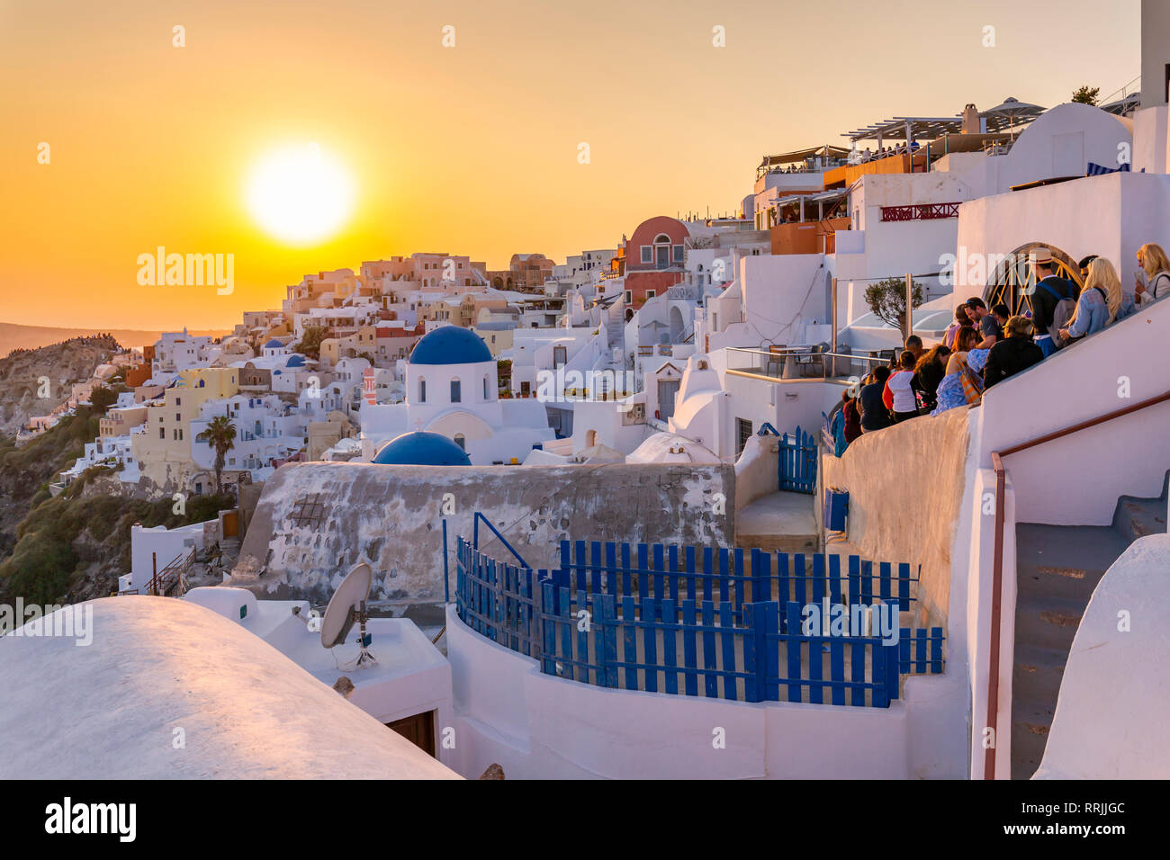 Ansicht der traditionellen blauen Kuppel Kirchen und weißen Häusern bei Sonnenuntergang in Oia, Santorini, Kykladen, Inseln der Ägäis, griechische Inseln, Griechenland, Europa Stockfoto