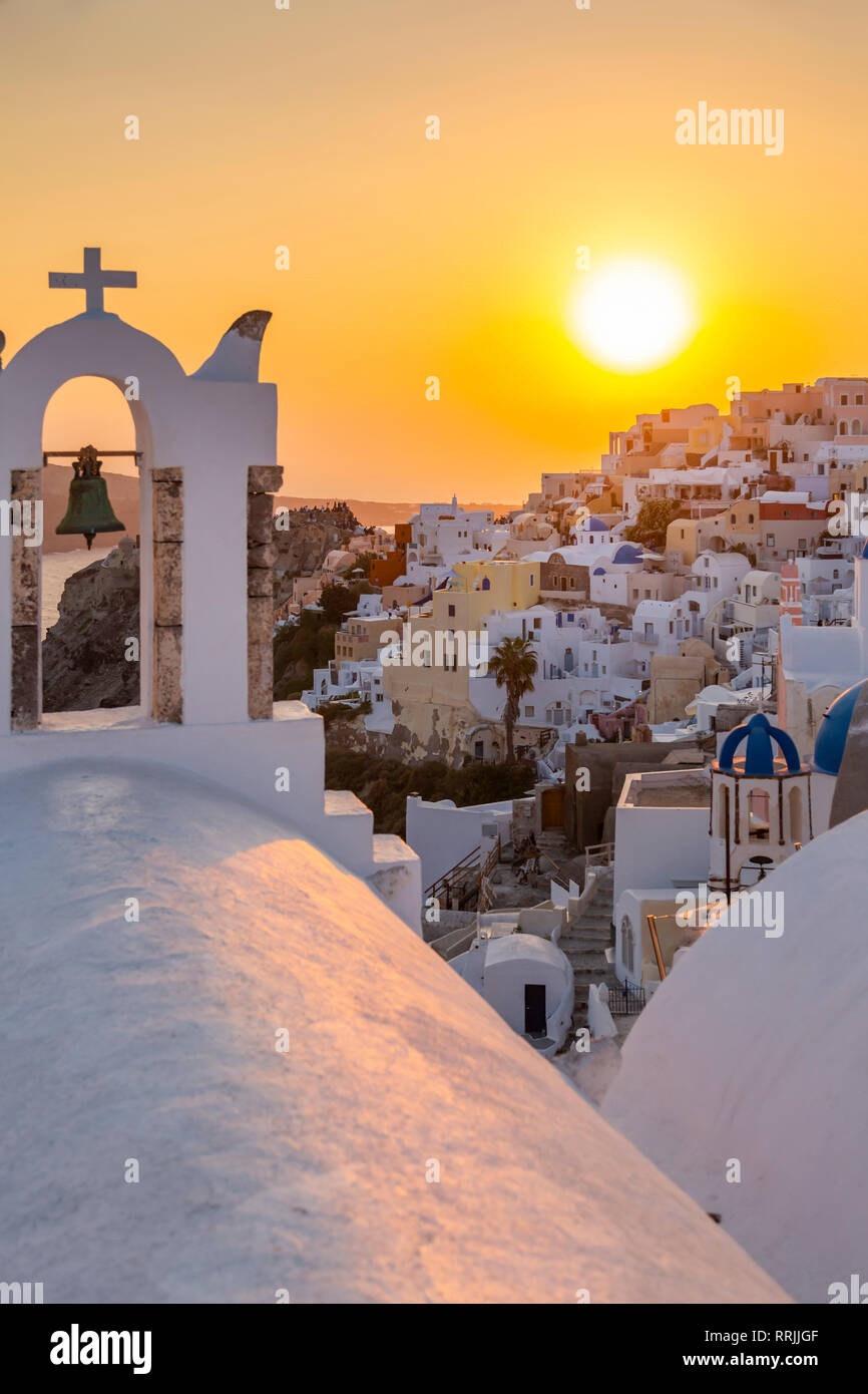 Ansicht der traditionellen blauen Kuppel Kirchen und weißen Häusern bei Sonnenuntergang in Oia, Santorini, Kykladen, Inseln der Ägäis, griechische Inseln, Griechenland, Europa Stockfoto