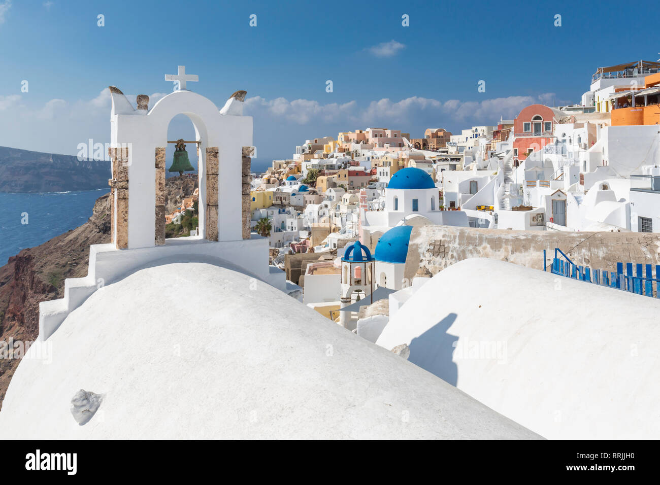 Blick auf die blauen Kuppeln Kirchen und das Dorf Oia, Santorini, Ägäische Inseln, Kykladen, Inseln der Ägäis, griechische Inseln, Griechenland, Europa Stockfoto