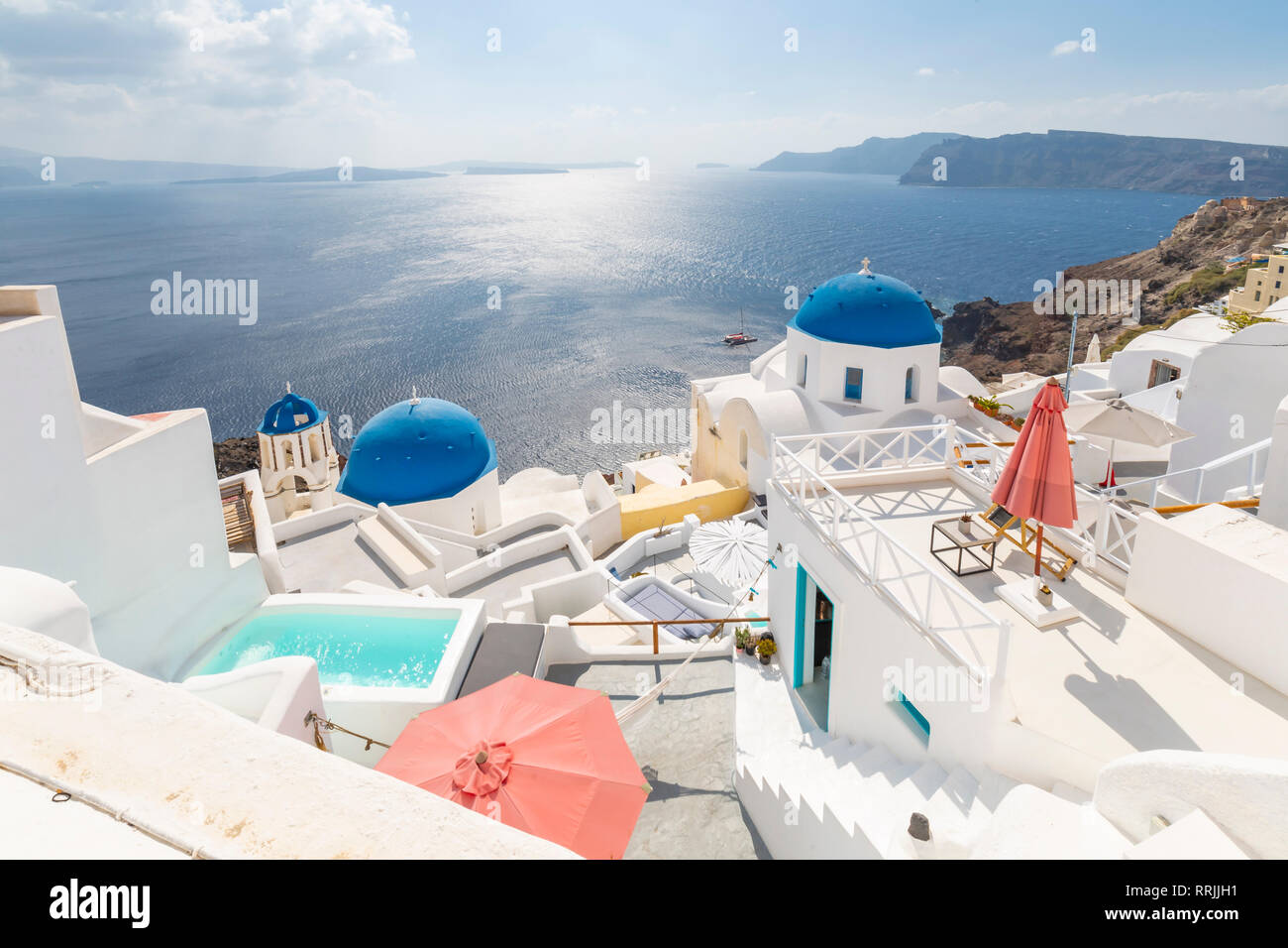 Blick auf die blauen Kuppeln Kirchen aus Cafe in Oia, Santorini, Kykladen, Inseln der Ägäis, griechische Inseln, Griechenland, Europa Stockfoto