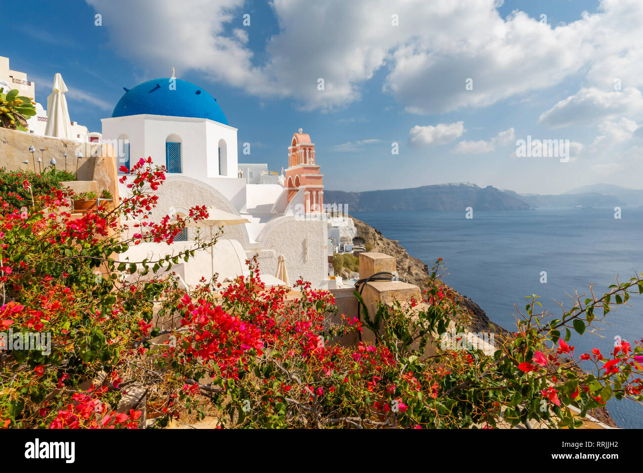 Blick auf die blauen Kuppeln der Kirche und Meer im Dorf Oia, Santorini, Kykladen, Inseln der Ägäis, griechische Inseln, Griechenland, Europa Stockfoto