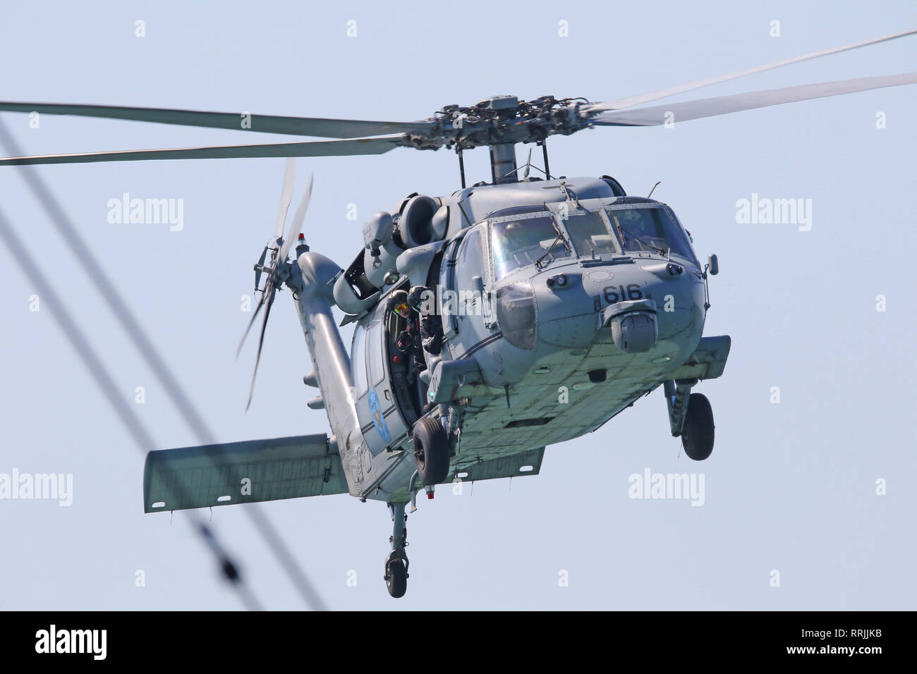 190224-N-DS 193-031 EAST CHINA SEA (Feb. 24, 2019) - Die Crew von einem MH-60S Sea Hawk Hubschrauber vom goldenen Falken von Hubschrauber Meer Combat Squadron (HSC) 12 Ansatz die Landing Zone von US 7 Flotte Flaggschiff USS Blue Ridge (LCC 19). Blue Ridge ist das älteste operative Schiff der Marine, das als 7. Flotte Befehl Schiff, arbeitet aktiv, um Beziehungen mit Verbündeten und Partnern in der indopazifischen Region fördern. (U.S. Marine Foto von Mass Communication Specialist 2. Klasse Adam K. Thomas) Stockfoto