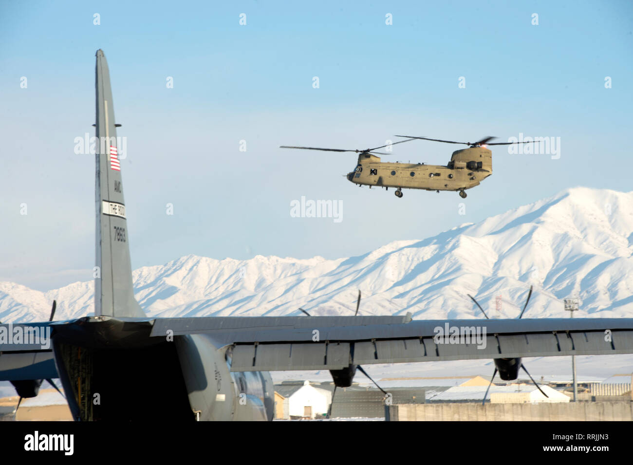 Us Air Force Piloten in die 455Th Expeditionary Aeromedical Evacuation Squadron zugewiesen in einer Übung mit Fliegern aus dem 83. Expeditionary Rescue Squadron Feb 21, 2019 teilgenommen. Diese Flieger simuliert den Prozess der Pflege für Personen aus der Verletzung, bis sie in der Luft waren zu einer medizinischen Einrichtung transportiert und gepflegt wird. (U.S. Air Force Foto von älteren Flieger Rito Smith) Stockfoto