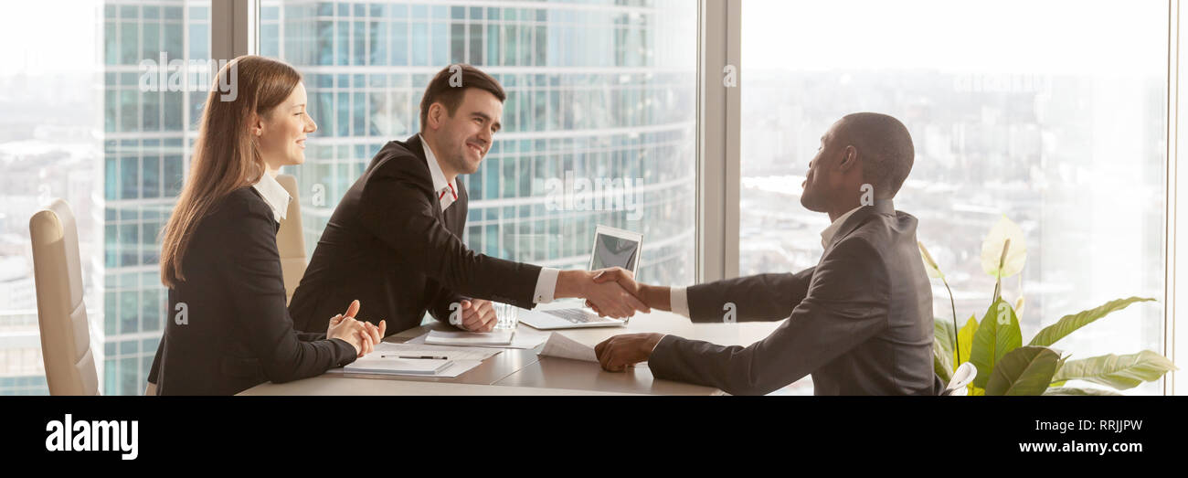 Bild horizontal afrikanischen Chef gratulieren Business Partner mit erfolgreichen Verhandlungen Stockfoto