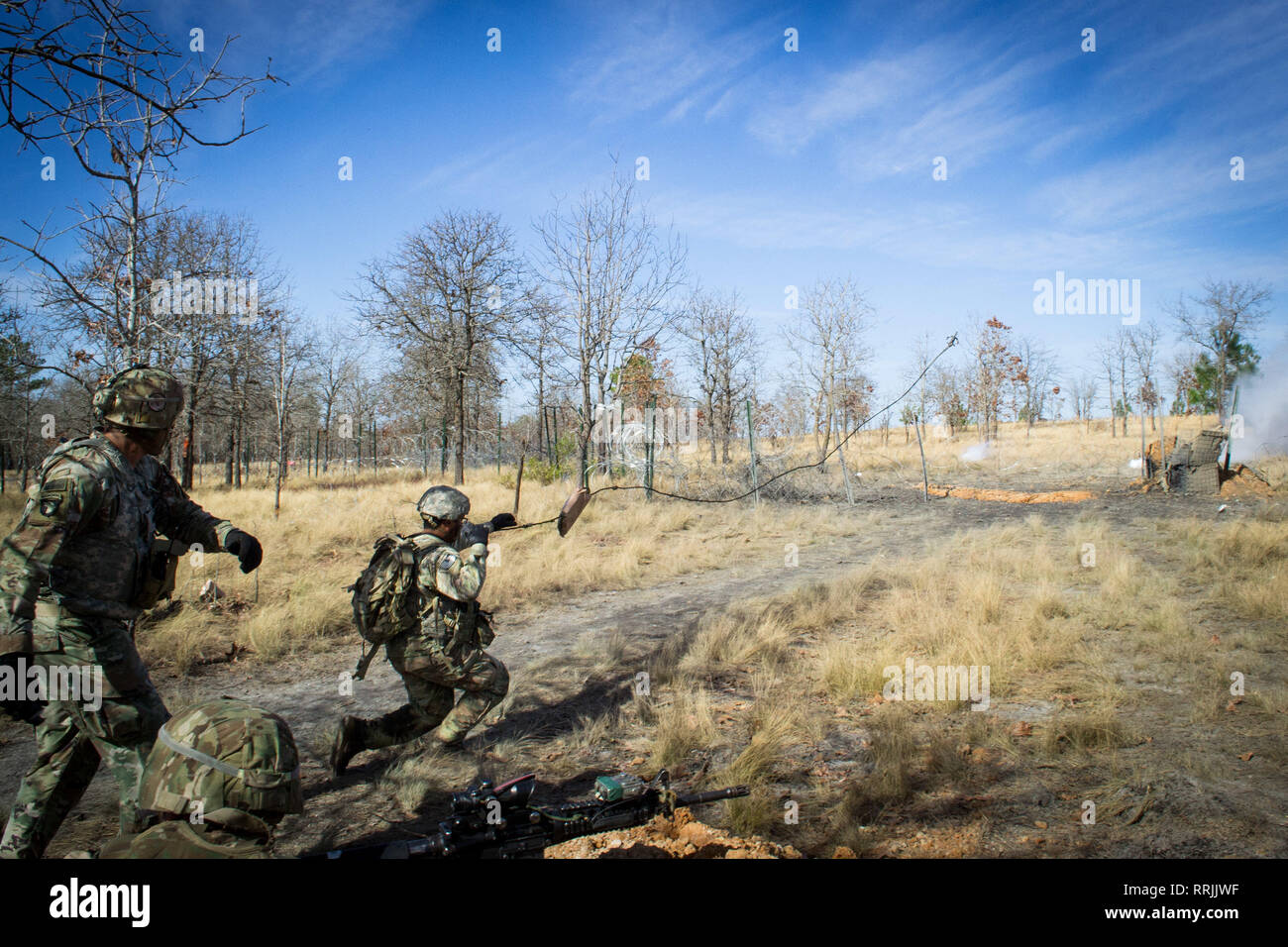 Ein fallschirmjäger von Unternehmen C, 2nd Battalion, 505Th Parachute Infantry Regiment, 3. Brigade Combat Team, 82nd Airborne Division wirft einen Enterhaken zu einem Hindernis eine Verletzung während der Firma's live-fire Übung durchgeführt Sonntag, Februar 24 in Fort Bragg, North Carolina zu beginnen. Stockfoto