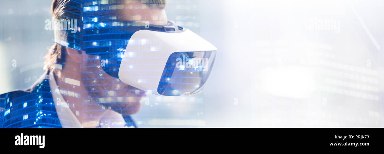 Doppelbelichtung Mann mit VR-Brille während der 3D-Visualisierung Stockfoto